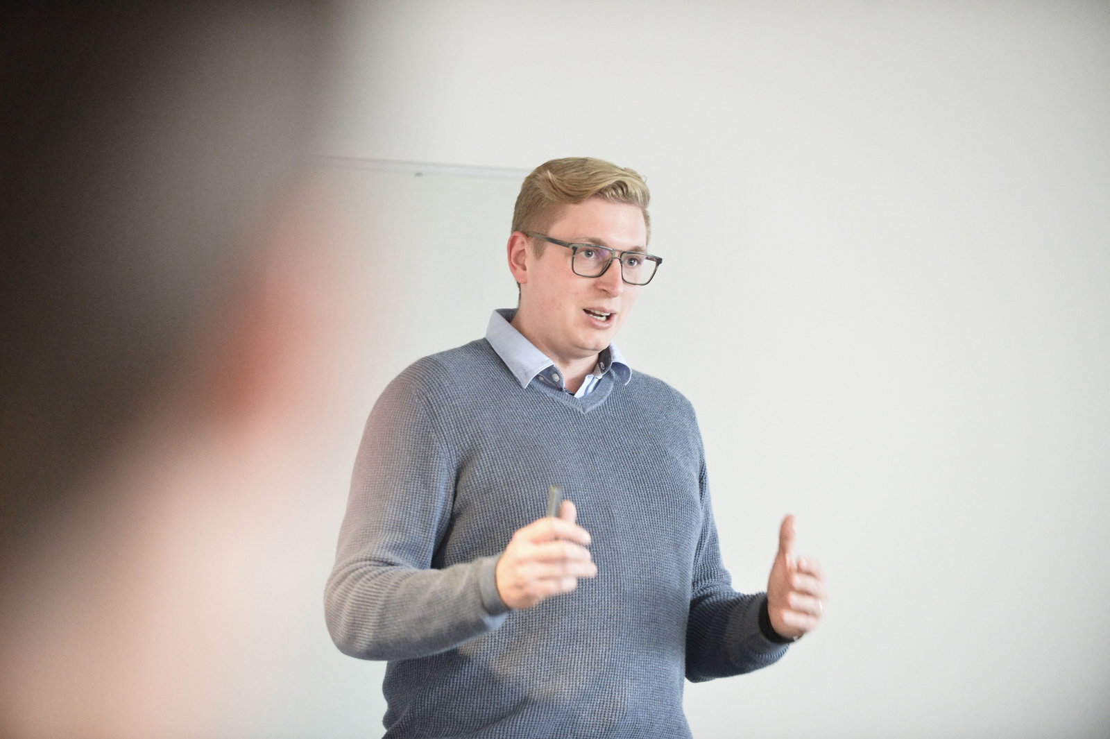 Live-Hacking-Referent von AWARE7 im Austausch mit dem Publikum