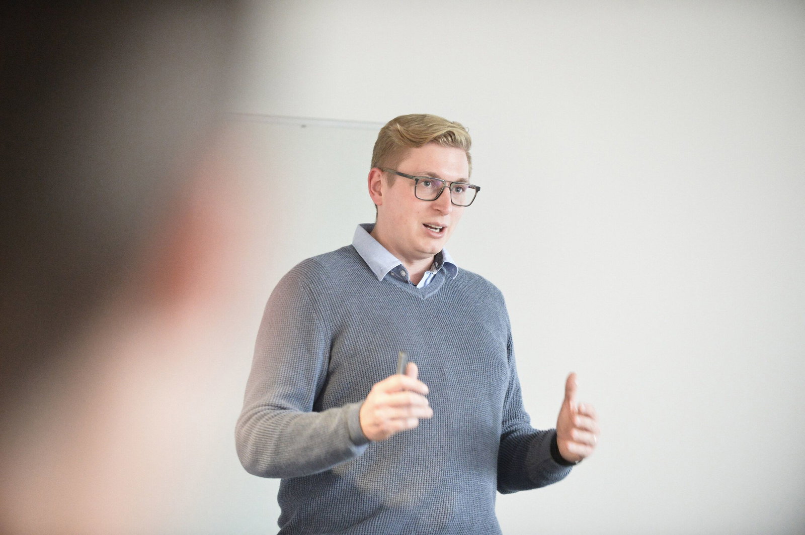 Live-Hacking-Referent von AWARE7 im Austausch mit dem Publikum