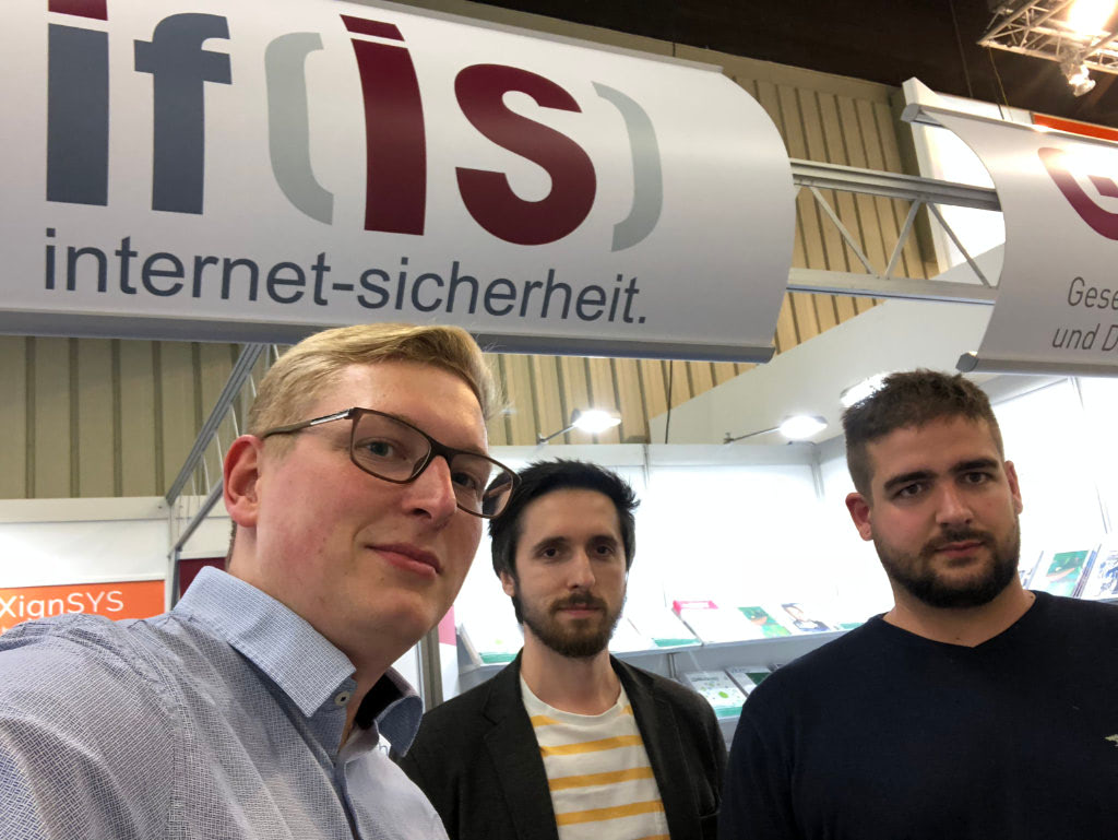 Gründer Chris Wojzechowski und Matteo Große-Kampmann am Stand des Instituts für Internet-Sicherheit auf der IT-Sicherheitsmesse it-sa 2018 in Nürnberg